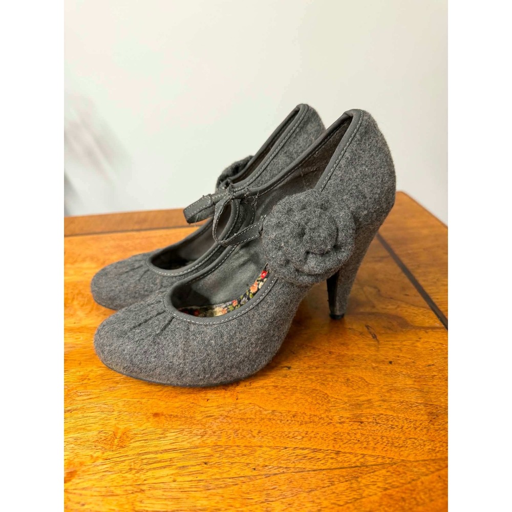 Rocket Dog Grey Wool Rosette Mary Jane Heels Floral Lining Size 7M C249 0611